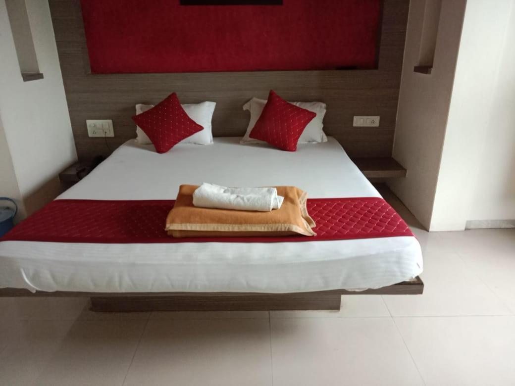 Hotel Swamiraj Indapur  Bagian luar foto